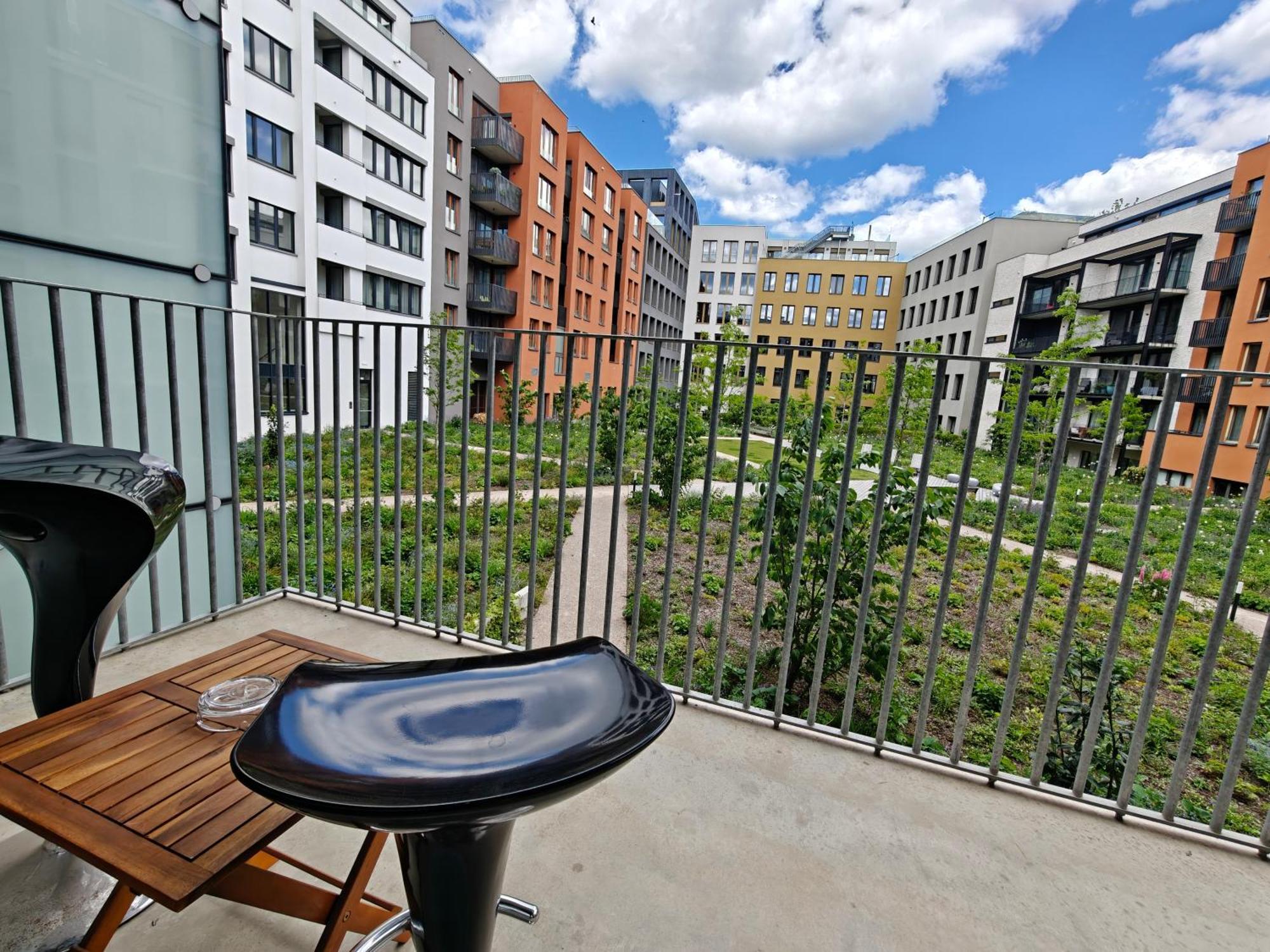 Terrace And Free Parking Apartment